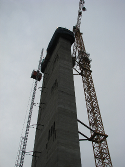Высотный кран при строительстве