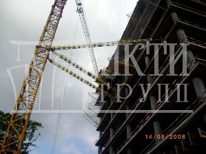 Крепление крана Potain MDT 178 в городе Москва на строительстве офисного здания.